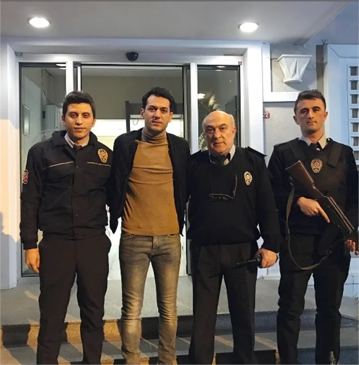 Ünlüler polislerin yanında!