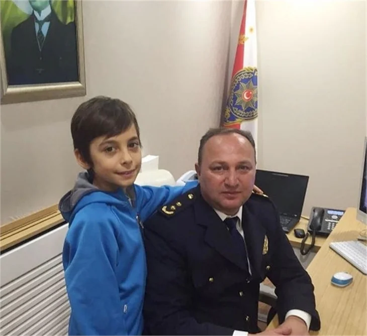 Ünlüler polislerin yanında!