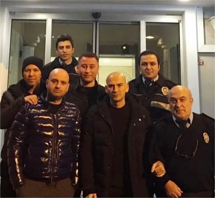 Ünlüler polislerin yanında!