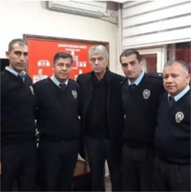 Ünlüler polislerin yanında!