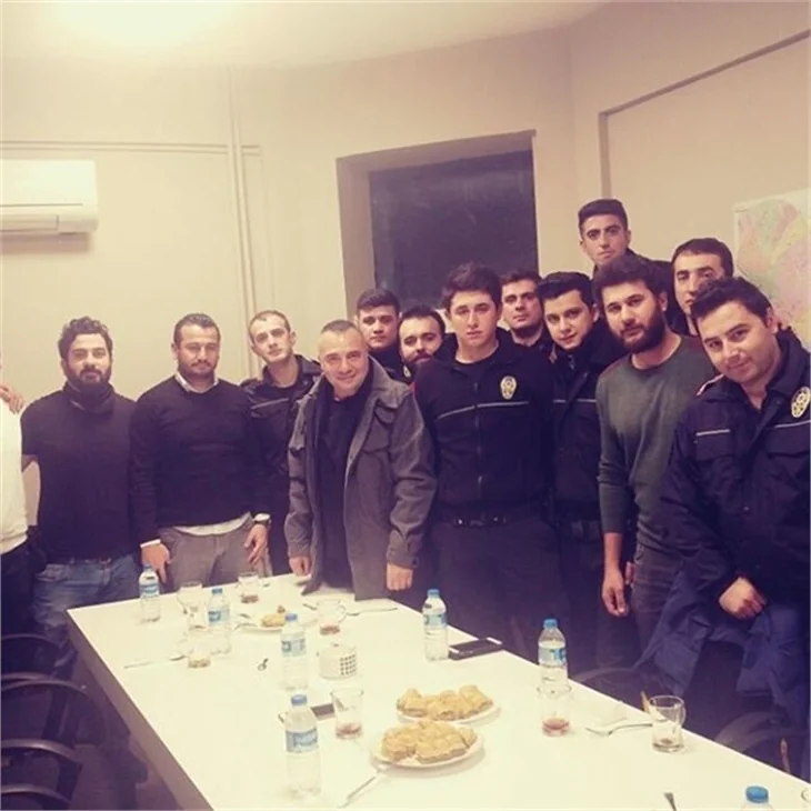 Ünlüler polislerin yanında!