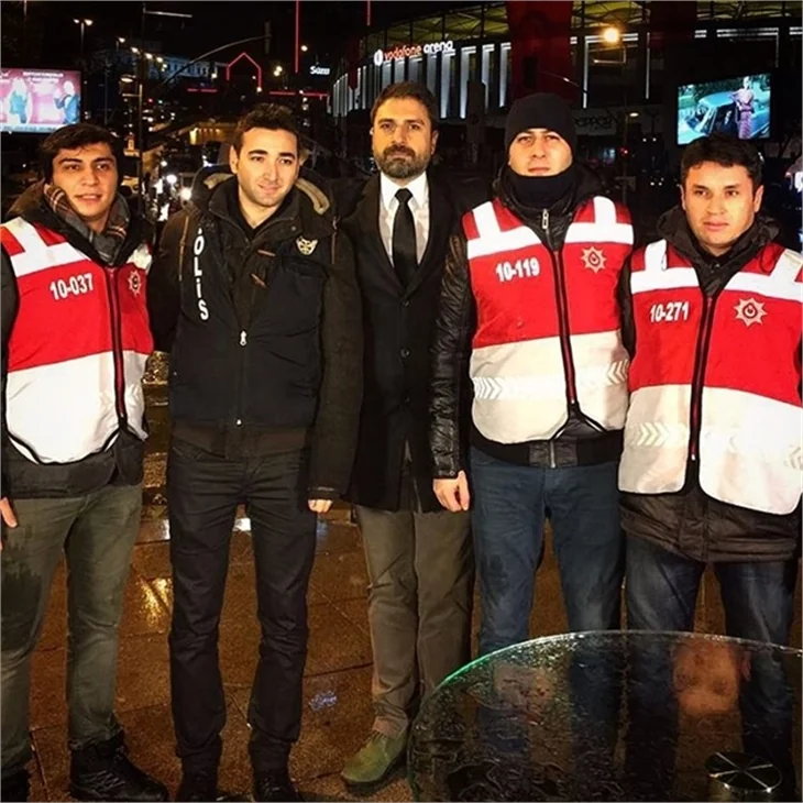 Ünlüler polislerin yanında!