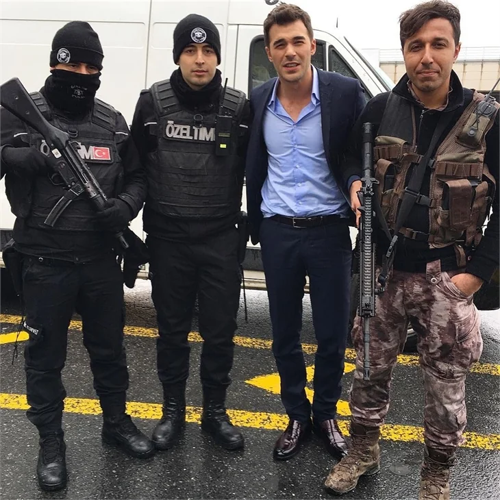 Ünlüler polislerin yanında!