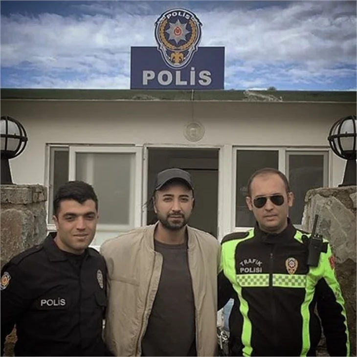 Ünlüler polislerin yanında!