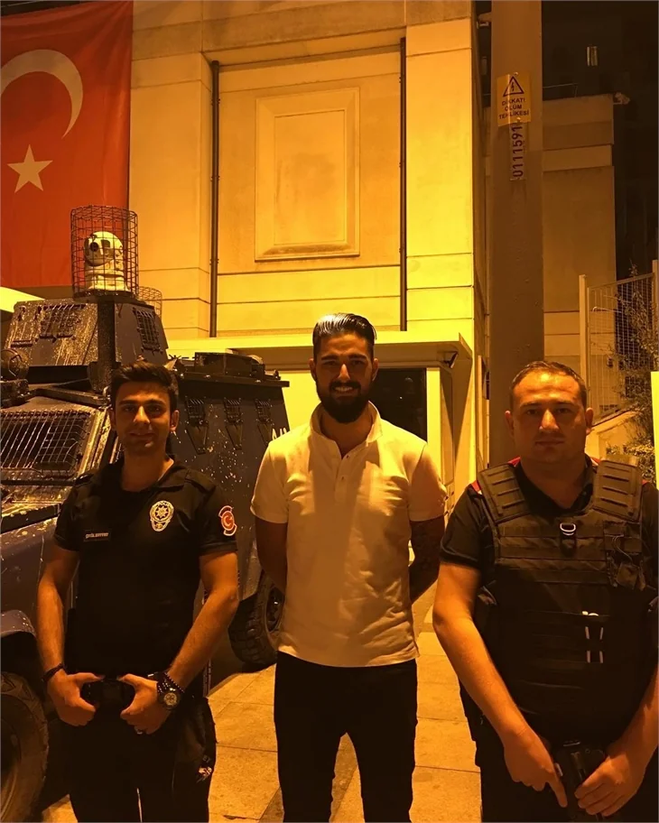 Ünlüler polislerin yanında!