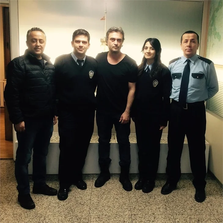 Ünlüler polislerin yanında!