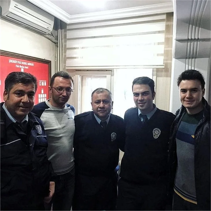 Ünlüler polislerin yanında!
