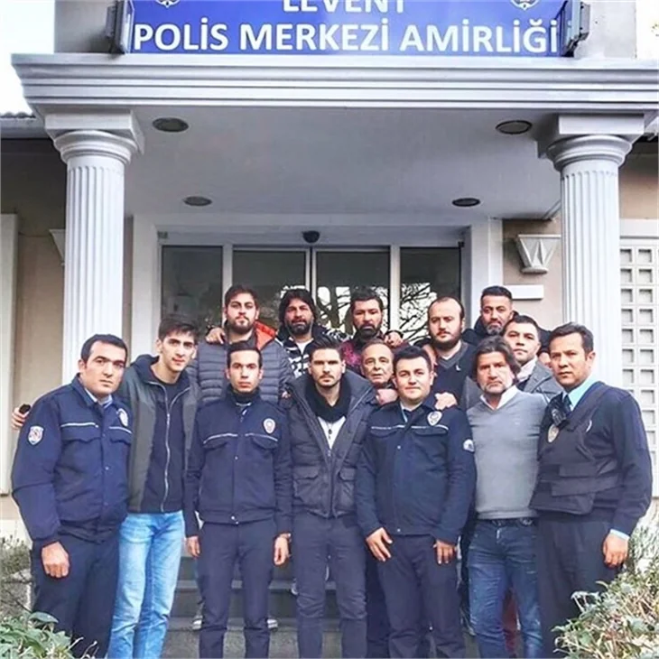 Ünlüler polislerin yanında!