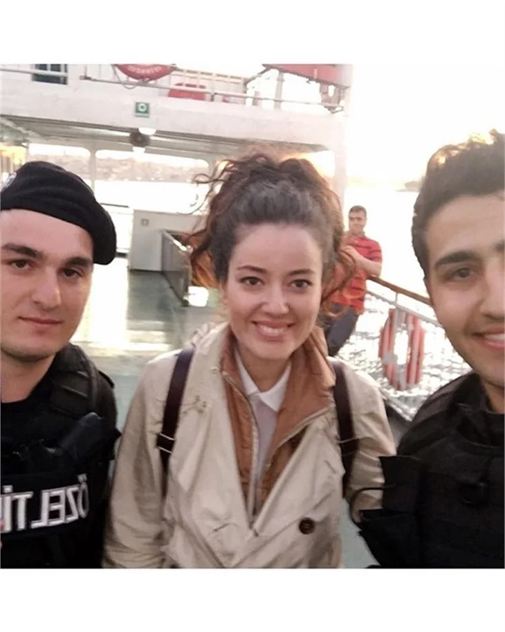 Ünlüler polislerin yanında!