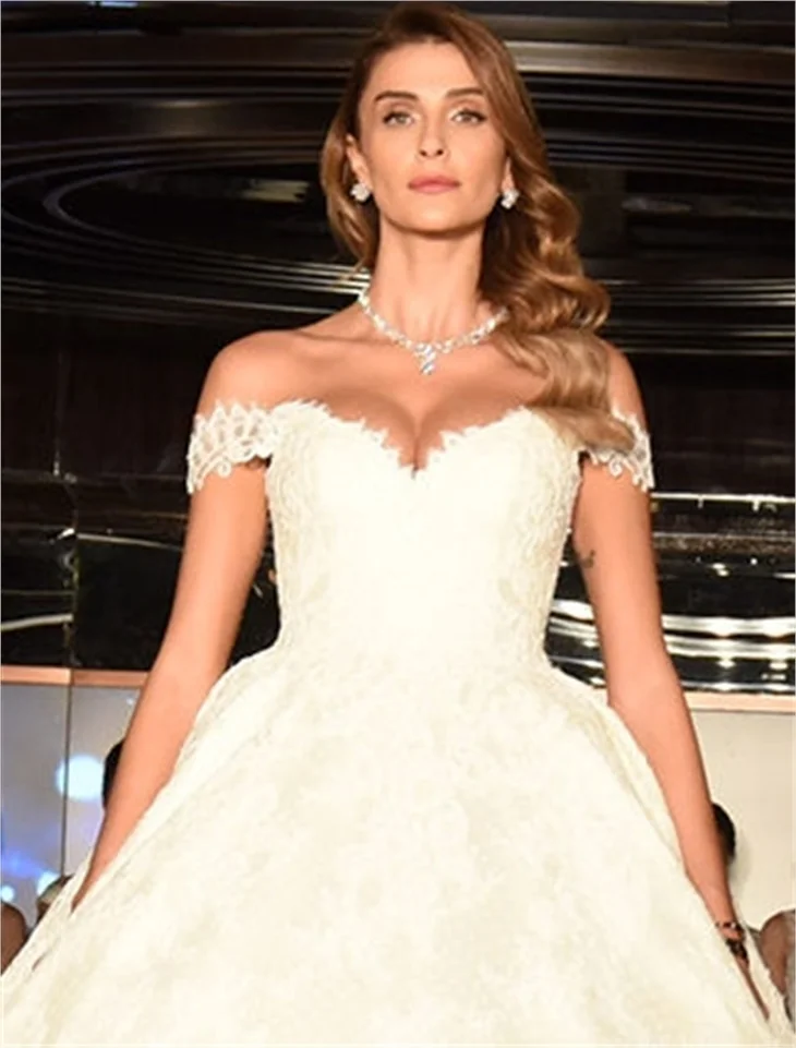 Özge Ulusoy yürekleri hoplattı