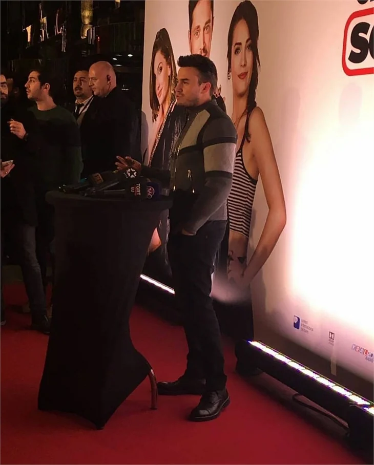 "Dönerse Senindir" filminin galasına ünlü akını