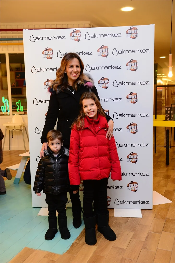 Akmerkez’in buz pisti ünlü anneleri bir araya getirdi