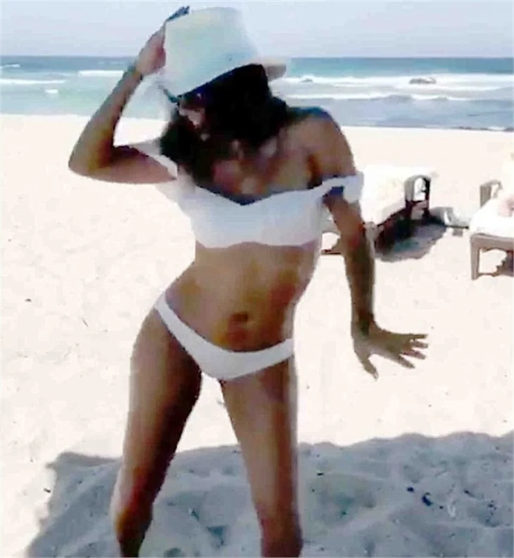Eva Longoria'dan bikini şov