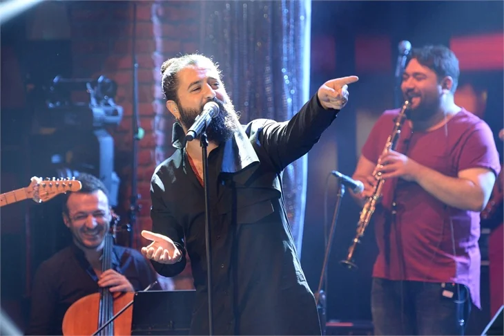 Beyaz Show'da evlenme teklifi!