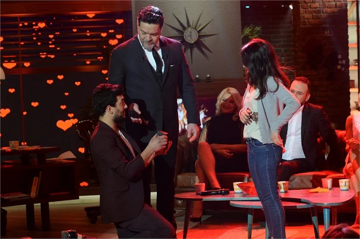 Beyaz Show'da evlenme teklifi!