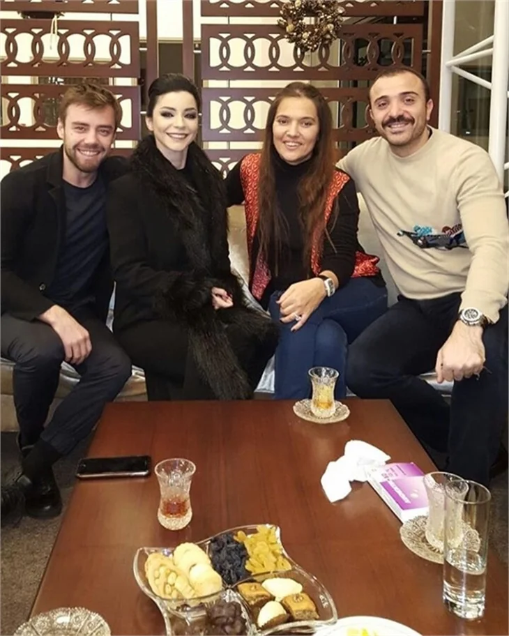 Demet Akalın ve Murat Dalkılıç'tan barış pozu