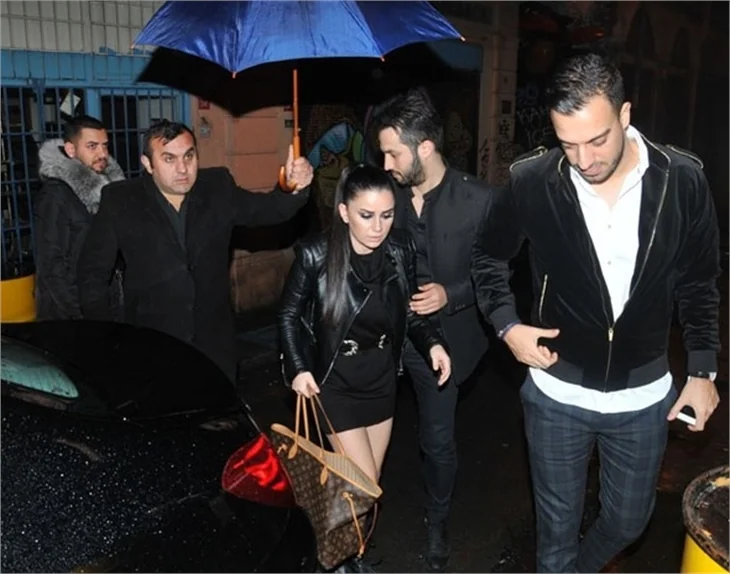 Merve Özbey ve Erdem Kınay saldırı sonrası kısa kesti