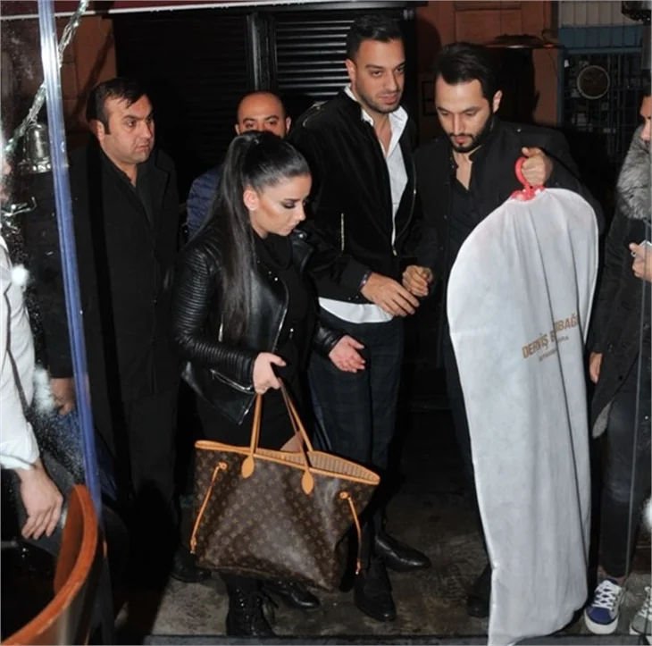 Merve Özbey ve Erdem Kınay saldırı sonrası kısa kesti