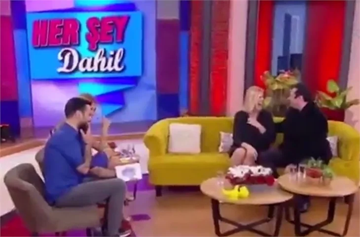 Ünlü sunucu Özge Uzun'a canlı yayında evlenme teklifi!
