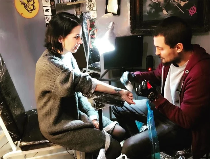 Tuğba Özerk üzerine dövdürdü!