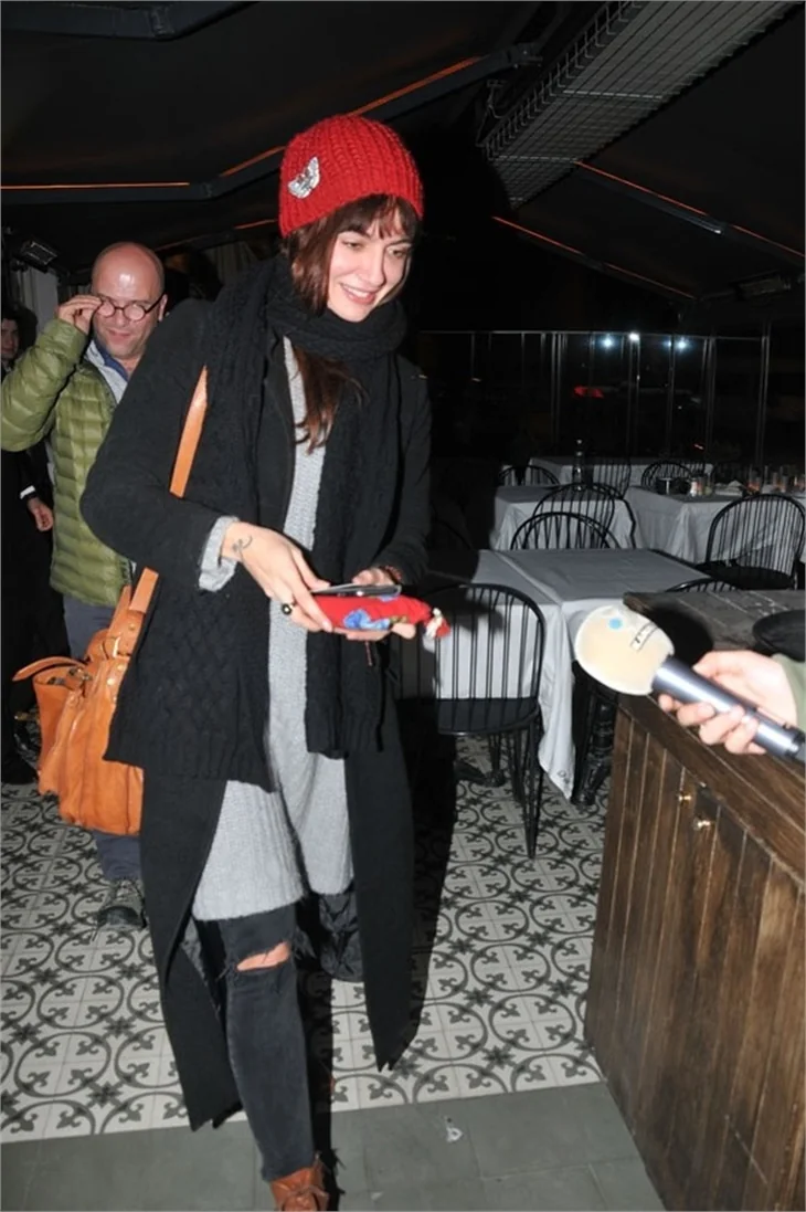 Birce Akalay alyansını çıkardı