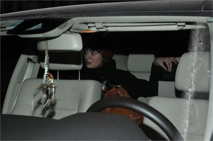 Birce Akalay alyansını çıkardı