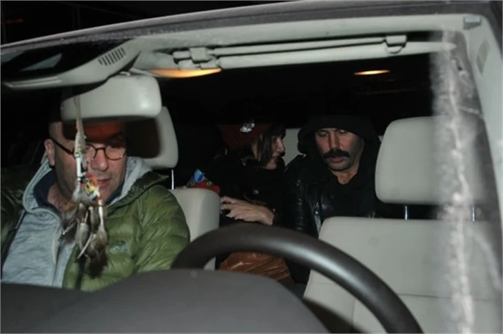 Birce Akalay alyansını çıkardı