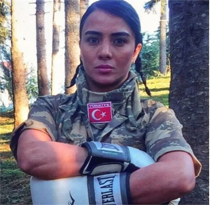 Survivor 2017'nin şampiyon ismi Sabriye Şengül sosyal medyayı sallıyor