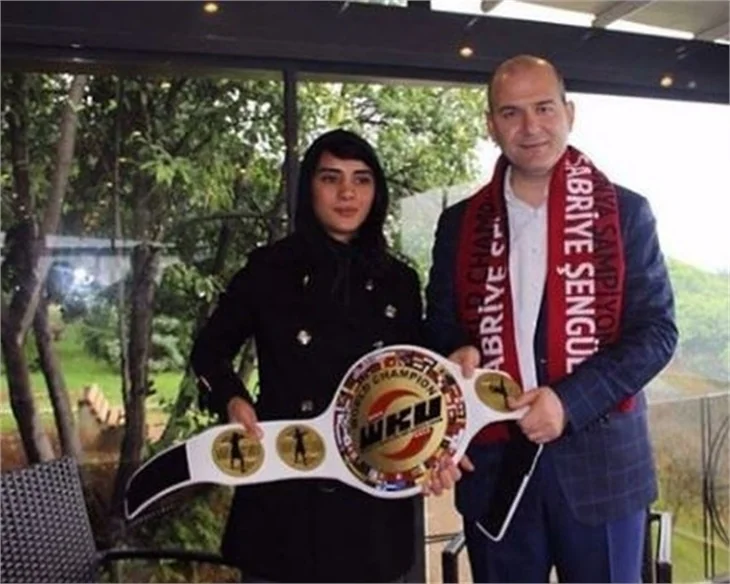 Survivor 2017'nin şampiyon ismi Sabriye Şengül sosyal medyayı sallıyor