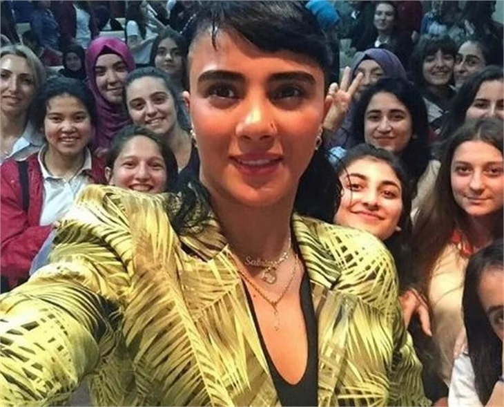 Survivor 2017'nin şampiyon ismi Sabriye Şengül sosyal medyayı sallıyor