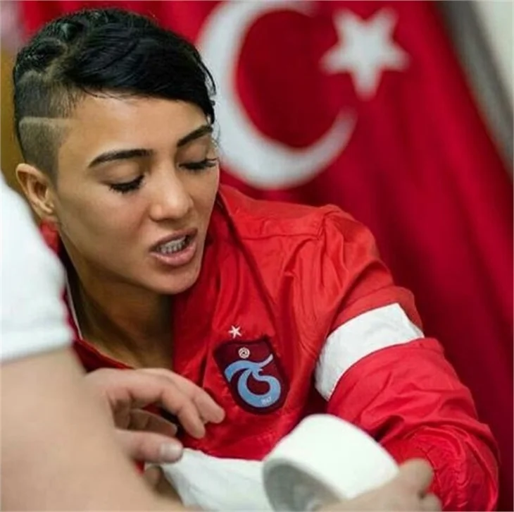 Survivor 2017'nin şampiyon ismi Sabriye Şengül sosyal medyayı sallıyor