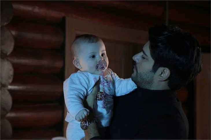 'Kara Sevda'da Nihan tarafını seçmek zorunda!