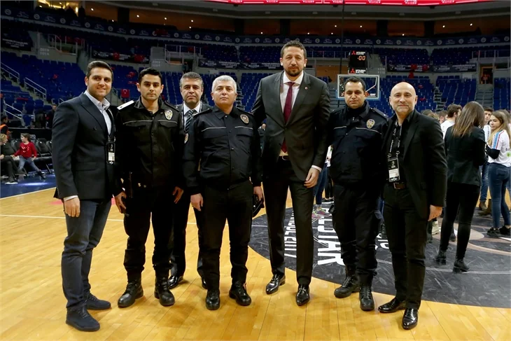 Ünlüler ve sporcular 'Omuz Omuza'