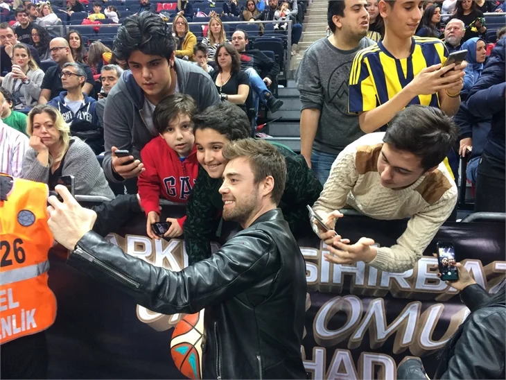 Ünlüler ve sporcular 'Omuz Omuza'