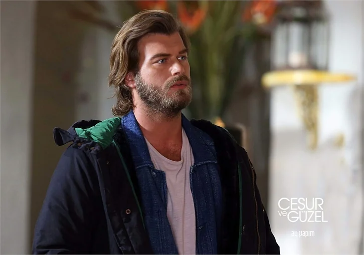 Kıvanç Tatlıtuğ Hollywood yıldızlarını geride bıraktı
