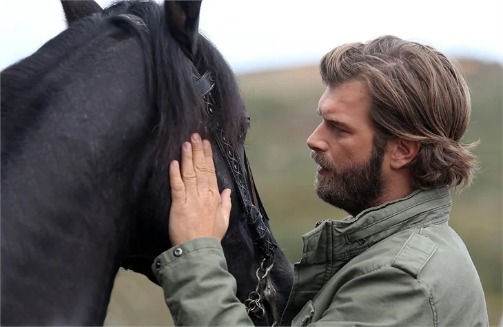 Kıvanç Tatlıtuğ Hollywood yıldızlarını geride bıraktı