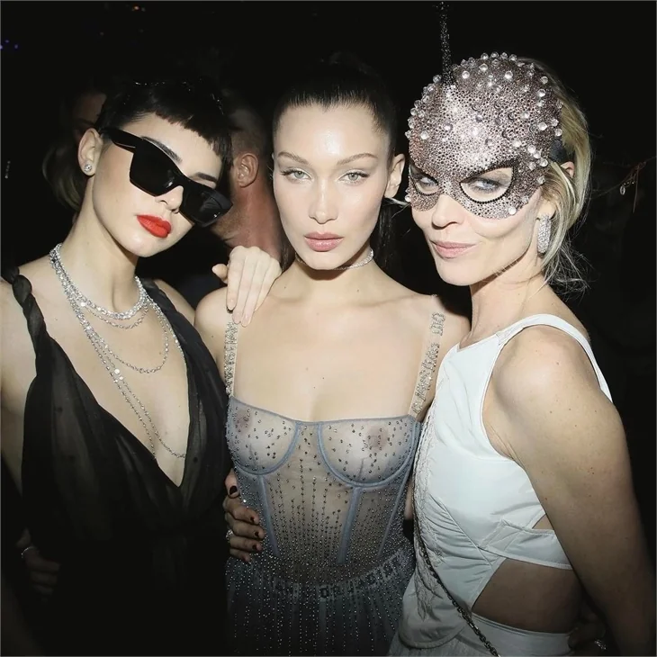 Bella Hadid'in transparanı