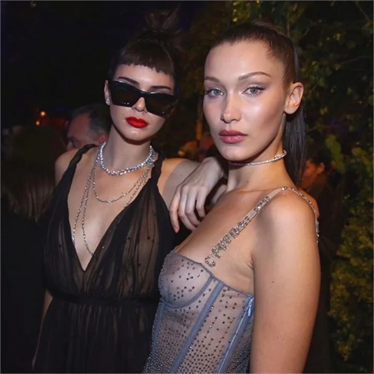 Bella Hadid'in transparanı