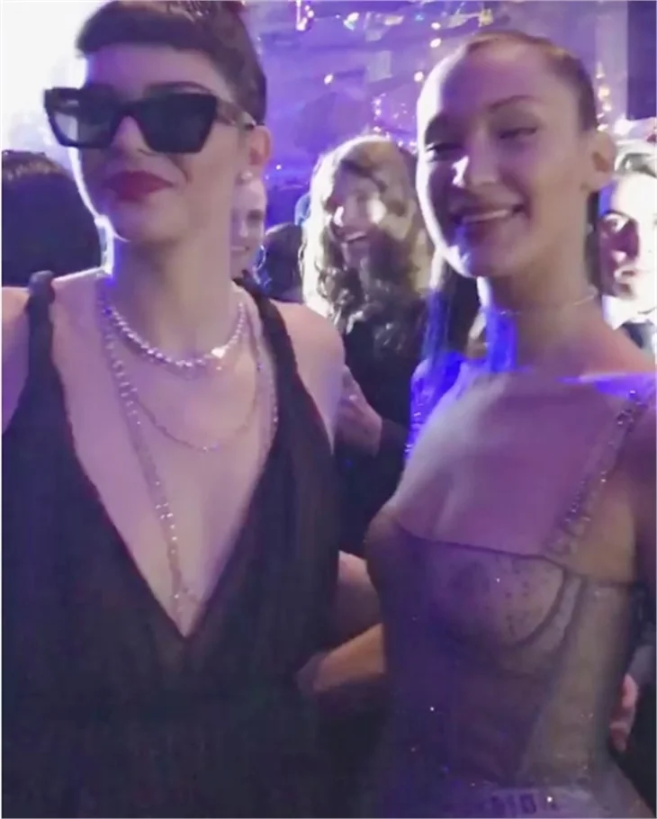 Bella Hadid'in transparanı