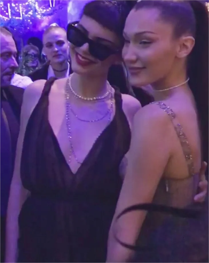 Bella Hadid'in transparanı