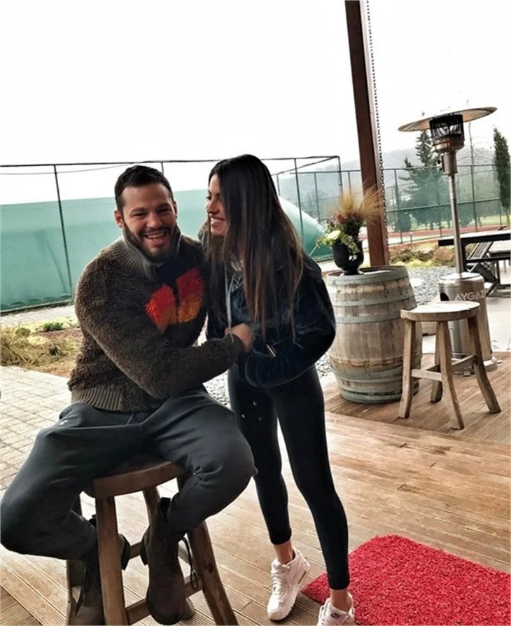 Avatar Atakan ve nişanlısından mutluluk pozları!