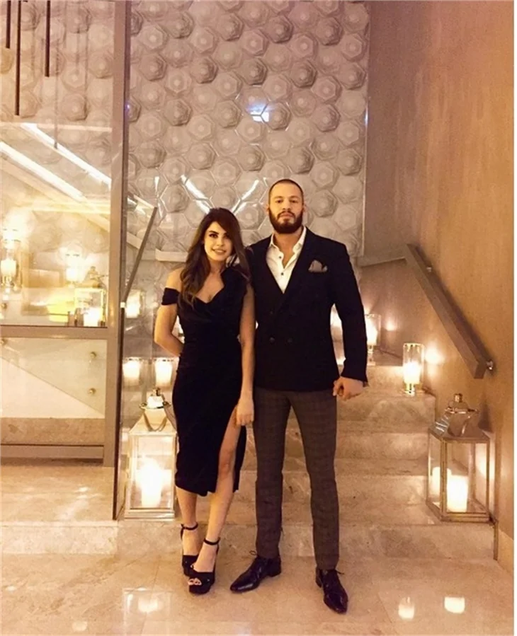 Avatar Atakan ve nişanlısından mutluluk pozları!