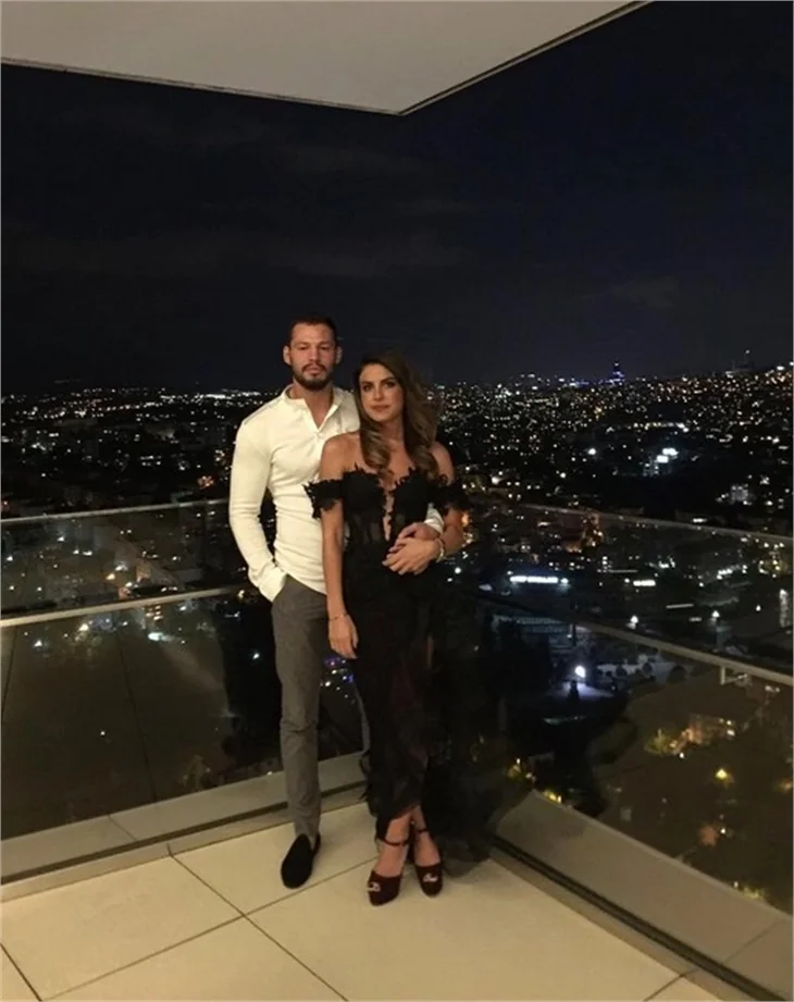 Avatar Atakan ve nişanlısından mutluluk pozları!