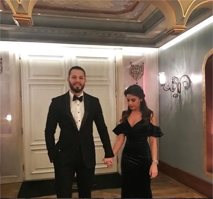 Avatar Atakan ve nişanlısından mutluluk pozları!