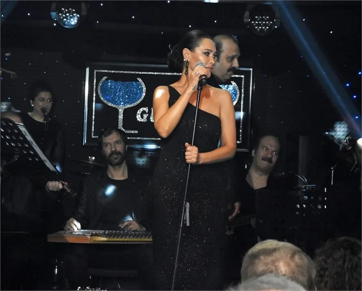 Hülya Avşar, Günay sahnesinde hayran bıraktı