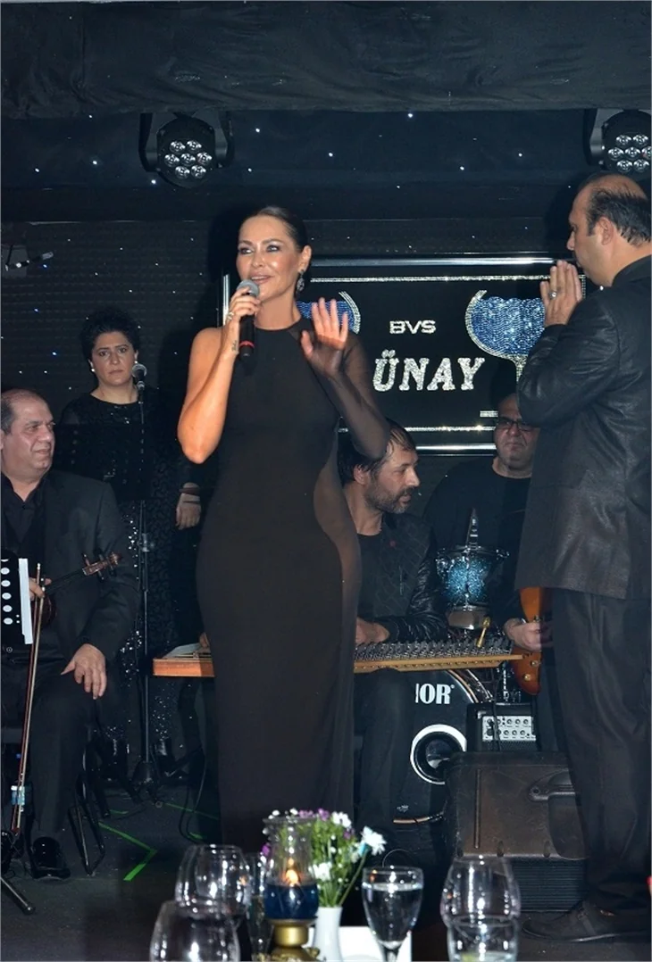 Hülya Avşar, Günay sahnesinde hayran bıraktı
