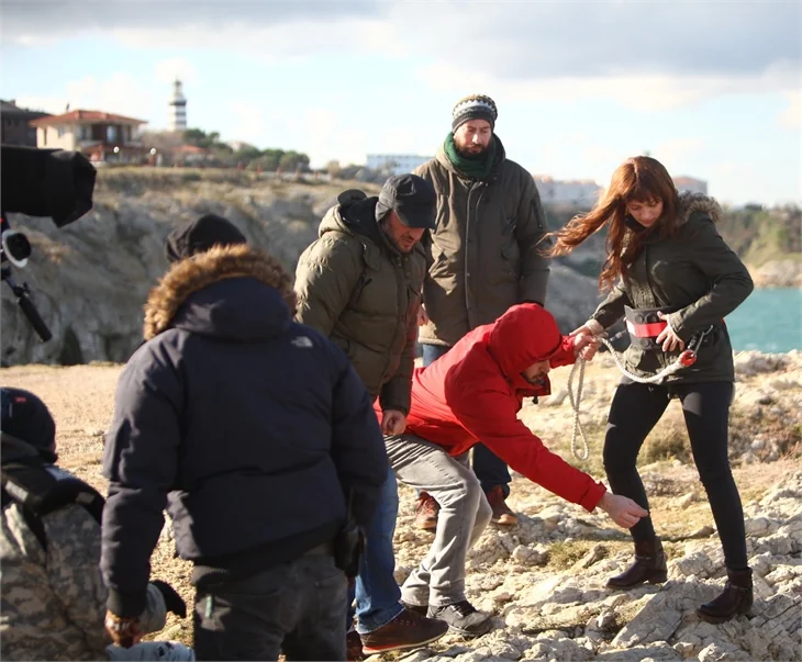 Gizem Karaca uçurumun kenarında!