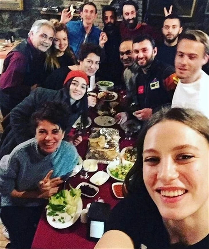 Serenay Sarıkaya, Kerem Bürsin'i yalnız bırakmadı!
