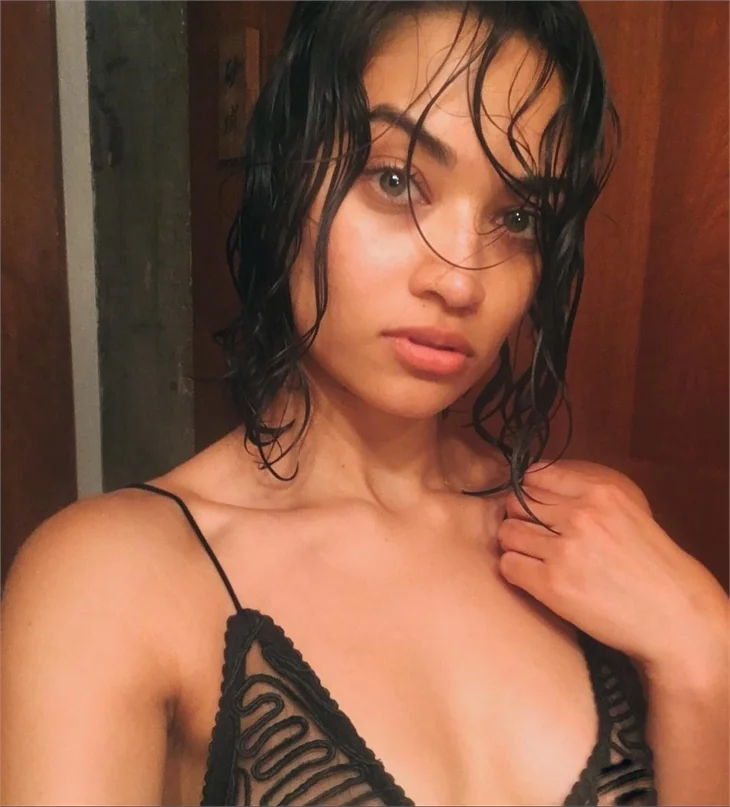 Shanina Shaik'ın Sevgililer Günü pozu!