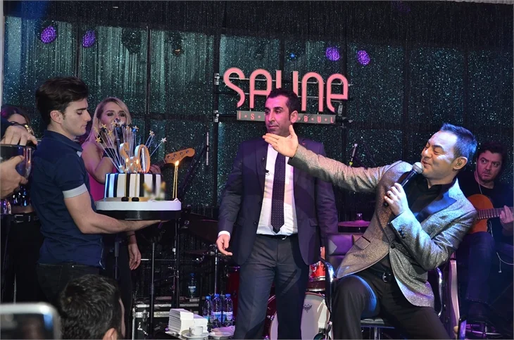 Serdar Ortaç'a sahnede doğum günü